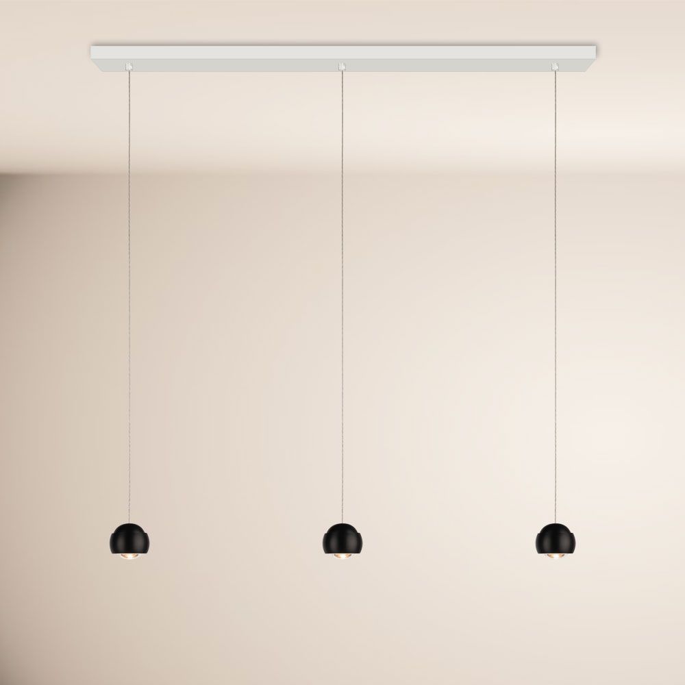 s.luce Beam LED Esstisch-Pendelleuchte Balken 120cm mit drei hängenden schwarzen Lampenschirmen.