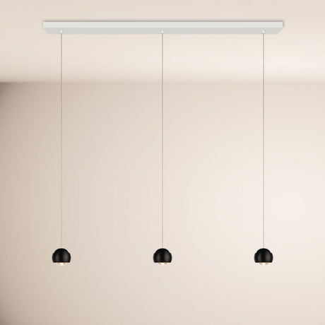 s.luce Beam LED Esstisch-Pendelleuchte Balken 120cm mit drei hängenden schwarzen Lampenschirmen.