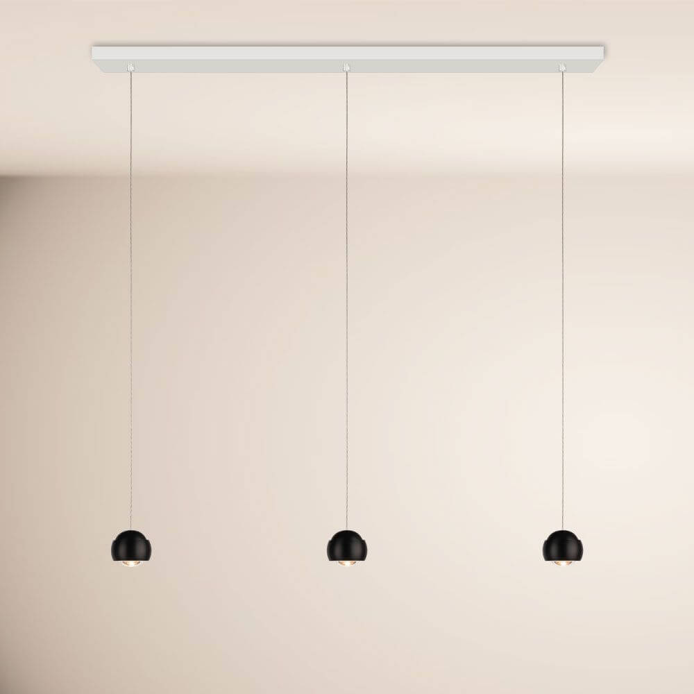 s.luce Beam LED Esstisch-Pendelleuchte Balken 120cm in modernem Design mit drei schwarzen Pendelleuchten.