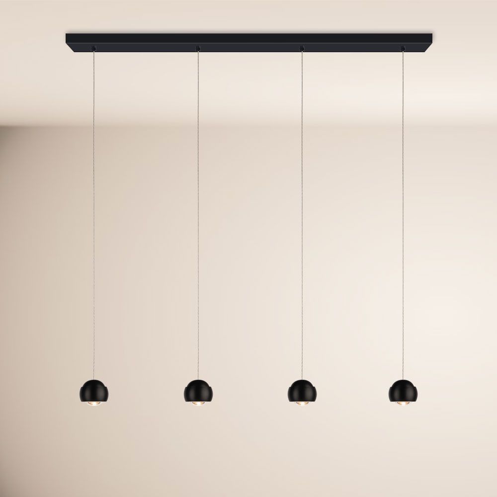 s.luce Beam LED Esstisch-Pendelleuchte Balken 120cm mit vier schwarzen Lampenschirmen an einem schmalen Träger.