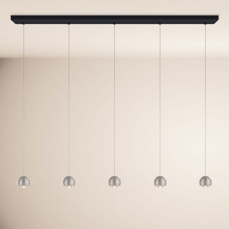 s.luce Beam LED Esstisch-Pendelleuchte Balken 120cm mit fünf eleganten Leuchtkugeln an einem schwarzen Balken.