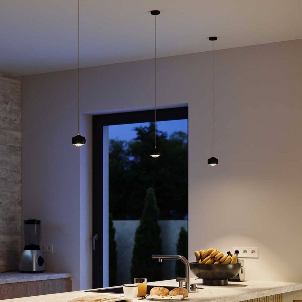 s.luce Beam LED Hängeleuchte Ø 8cm im modernen Küchenambiente mit eleganten Pendellichtern.