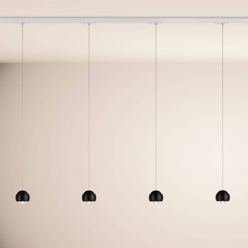 s.luce Beam LED Hängelampe im 1-Phasen-Schienensystem mit 4 hängenden schwarzen Leuchten.