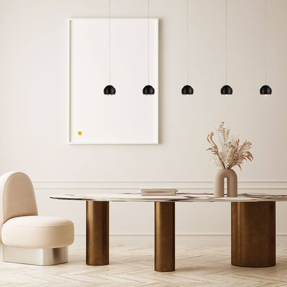 Moderne Küche mit s.luce Beam Pendelleuchten über einem eleganten Tisch und stilvollem Stuhl.