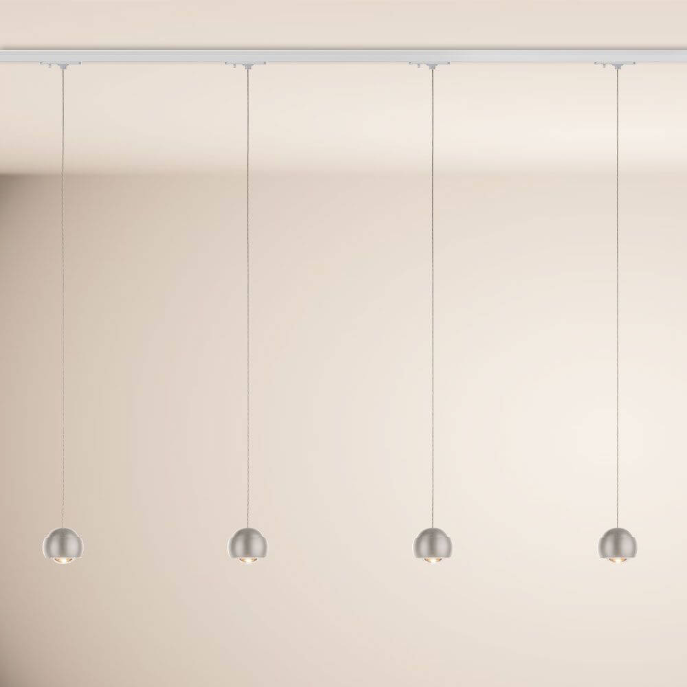 s.luce Beam LED Hängeleuchte 1-Phasen-Schienensystem Endeinspeiser mit vier hängenden Lampenschirmen in eleganter Anordnung.