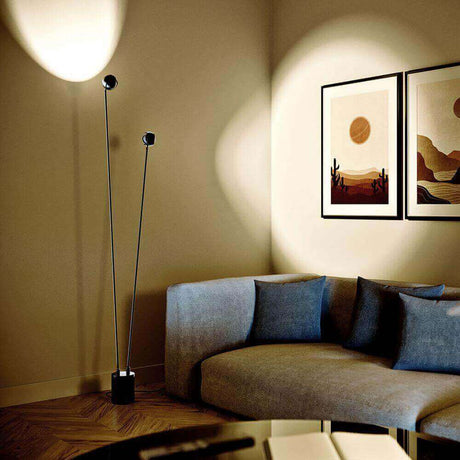 s.luce Beam LED Stehleuchte 2-flammig 145cm Touchdimmer im modernen Wohnzimmer mit sanftem Licht.