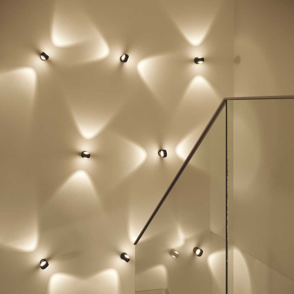 Illuminazione murale moderna con interessanti giochi di luce che creano un'atmosfera elegante.