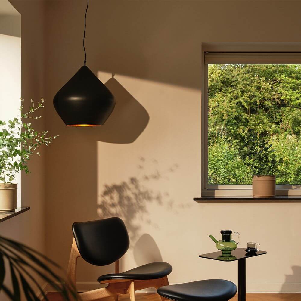 Tom Dixon Beat Stout Pendelleuchte in schwarzem Messing, moderne Raumbeleuchtung in eleganter Wohnumgebung.