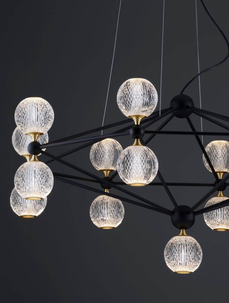 Belinda LED Pendelleuchte Ø 105cm 17-flammig mit geometrischem Design und Kristallkugeln.