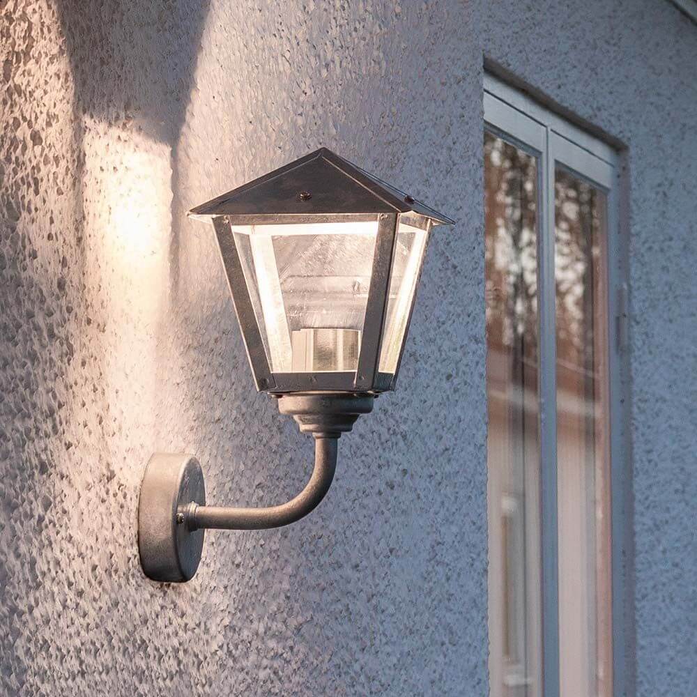 Benu LED Außen-Wandlampe 3000K galvanisierter Stahl, klares Glas an einer Wand montiert.