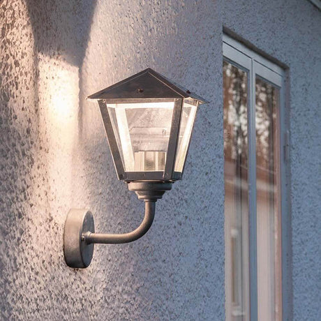Benu LED Außen-Wandlampe 3000K galvanisierter Stahl, klares Glas an einer Wand montiert.