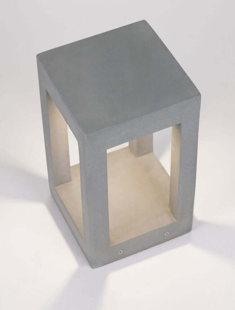 Bev LED Außensockelleuchte 3000K Grau IP65 aus robustem Beton mit hochwertigem Glas.