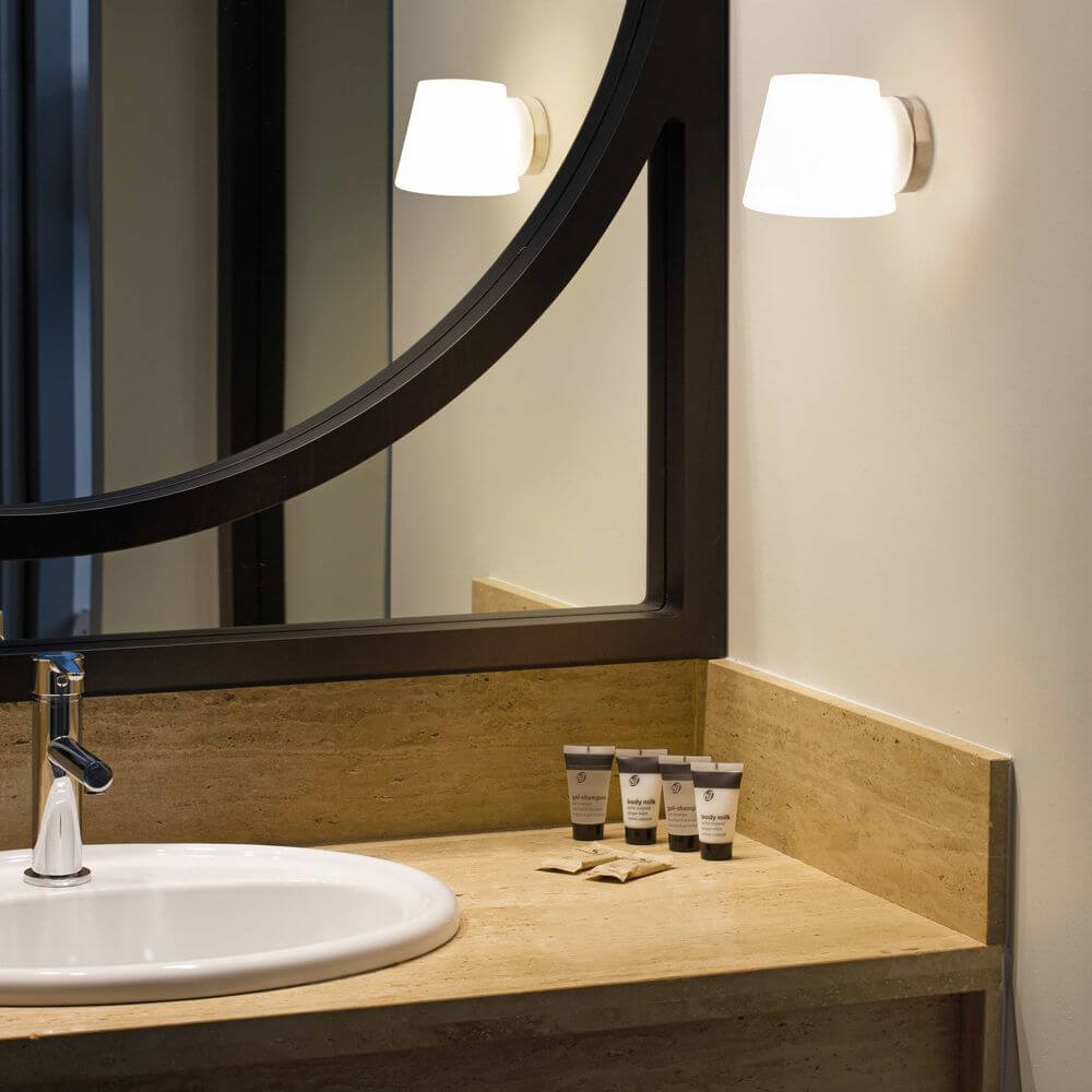 Bianca Wandlampe IP44 Chrom neben einer Badezimmerspiegelbeleuchtung, elegante Wandleuchte für das Bad.
