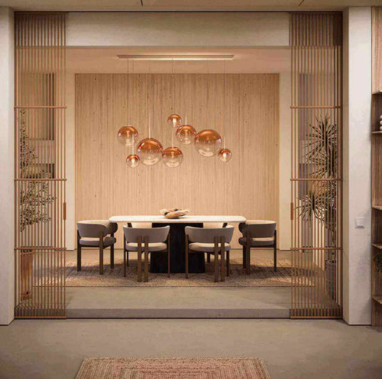 Modernes Esszimmer mit Holzverkleidung und eleganten Kupferlampen, gemütliche Einrichtung und stilvolles Ambiente.