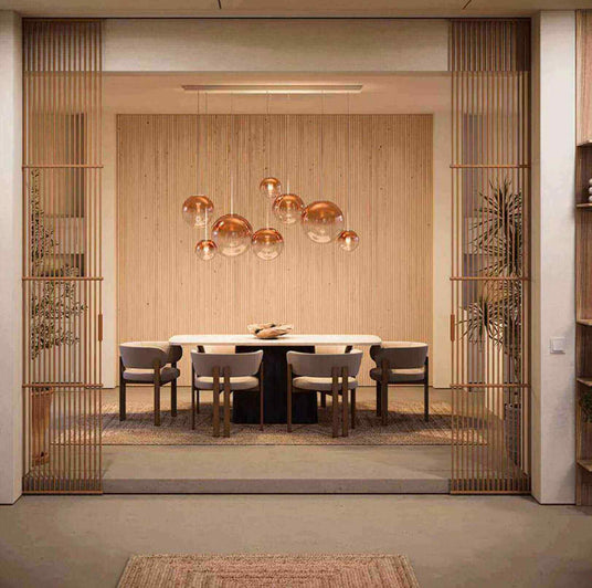 Modernes Esszimmer mit Holzverkleidung und eleganten Kupferlampen, gemütliche Einrichtung und stilvolles Ambiente.