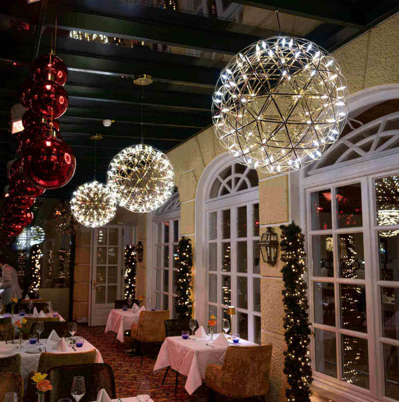 Elegante Restaurantbeleuchtung mit festlichen Kugeln und dekorativen Lichtern im stilvollen Ambiente