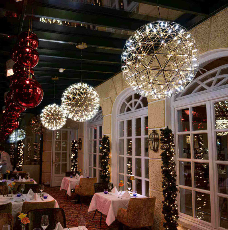 Elegante Restaurantbeleuchtung mit festlichen Kugeln und dekorativen Lichtern im stilvollen Ambiente