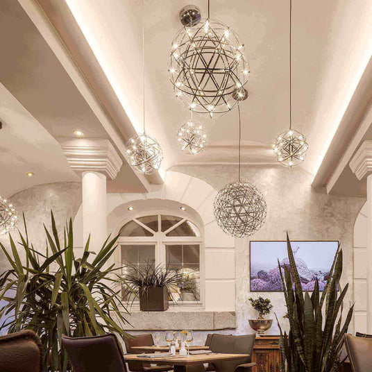 Modernes Restaurantinterieur mit Designer-Lampen und Pflanzen, gemütliche Atmosphäre.