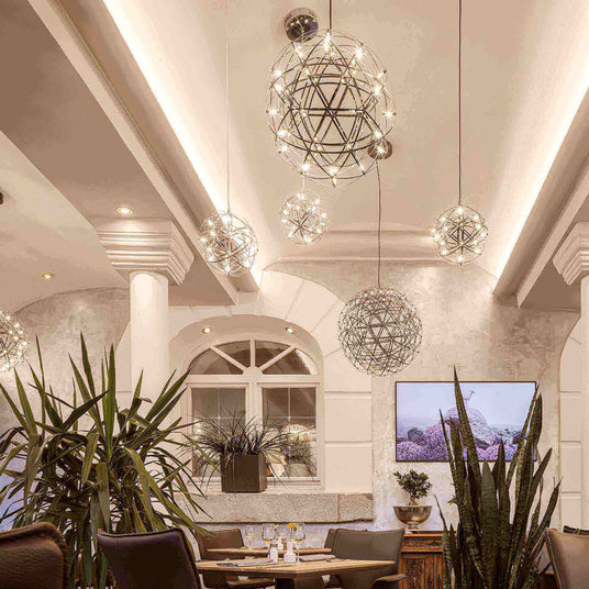 Modernes Restaurantinterieur mit Designer-Lampen und Pflanzen, gemütliche Atmosphäre.