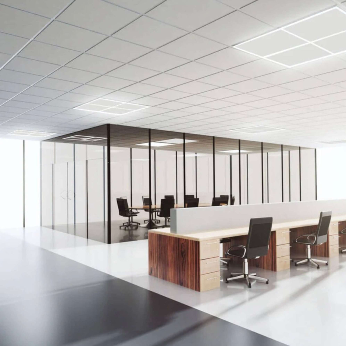Modernes Büro mit Glaswänden und ergonomischen Stühlen in stilvollem Design.