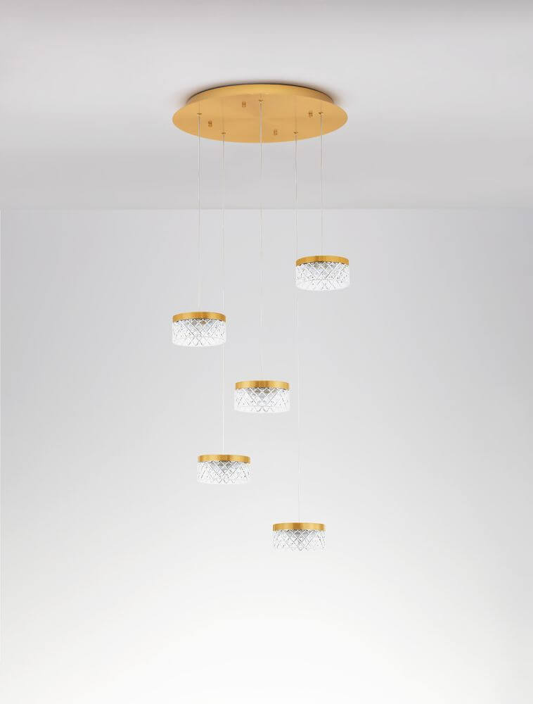 Bion LED Pendelleuchte 5-flammig Ø 50cm 3000K Gold in elegantem Design mit fünf Leuchten und goldenen Akzenten.