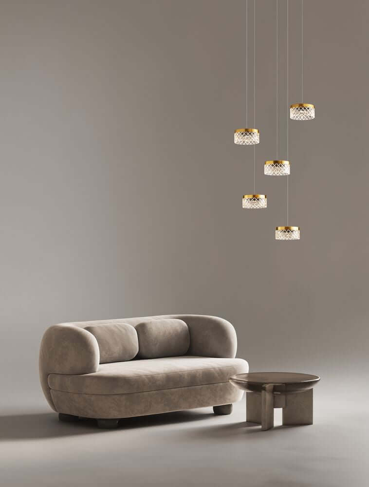 Bion LED Pendelleuchte 5-flammig Ø 50cm 3000K Gold über modernem Sofa und Tisch.