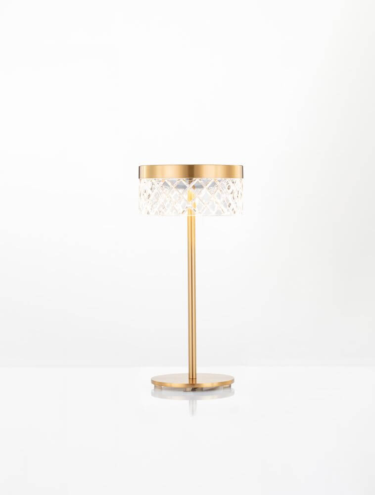 Bion LED Tischleuchte Ø 14,8cm 3000K Gold auf weißem Hintergrund, stilvoll und modern.