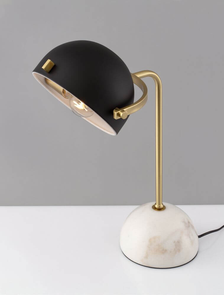 Bishop Tischleuchte Weiß, Gold, Schwarz mit Marmor- und Metallbasis für zeitloses Design und Eleganz.