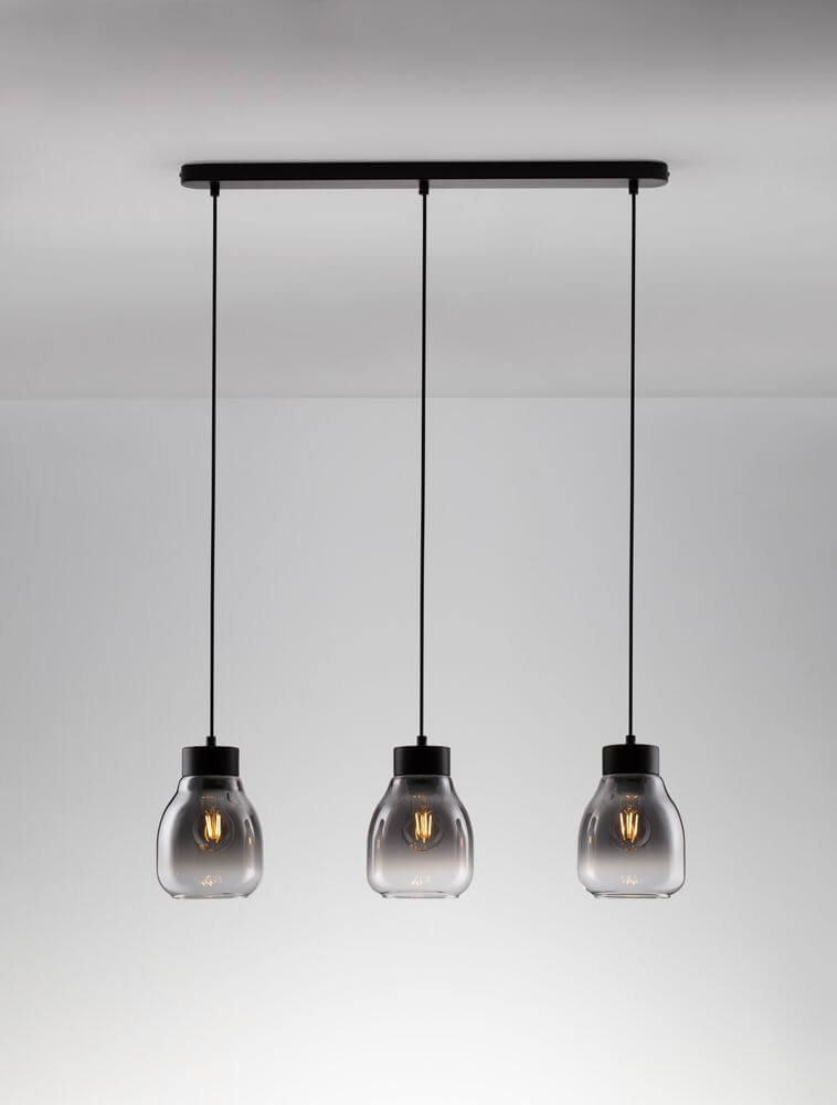 Blacu Pendelleuchte 3-flammig Schwarz mit drei filigranen Glasschirmen im Gradient Smoky-Effekt.