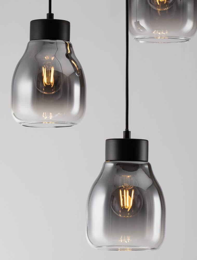 Blacu Pendelleuchte 3-flammig Schwarz in elegantem Design mit glasklaren Lampenschirmen.