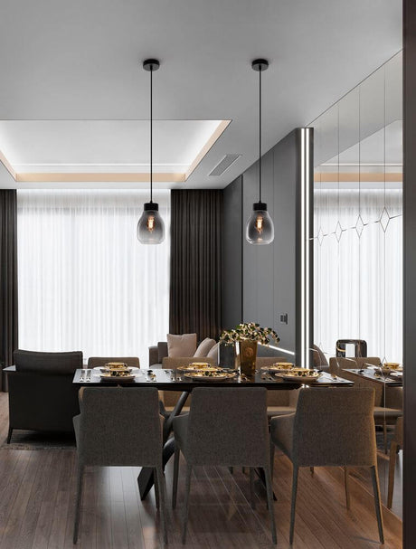 Blacu Pendelleuchte Schwarz in modernem Esszimmer mit rauchfarbenem Glas und schwarzem Design