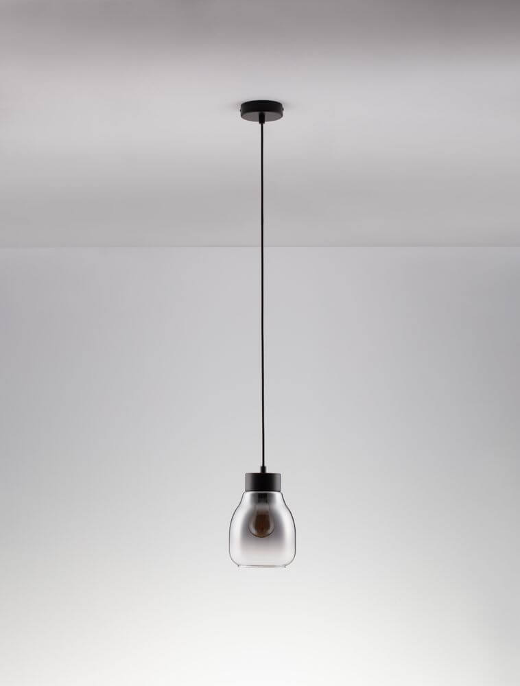 Blacu Pendelleuchte Schwarz mit rauchfarbenem Glas und elegantem Design in einem modernen Raum.