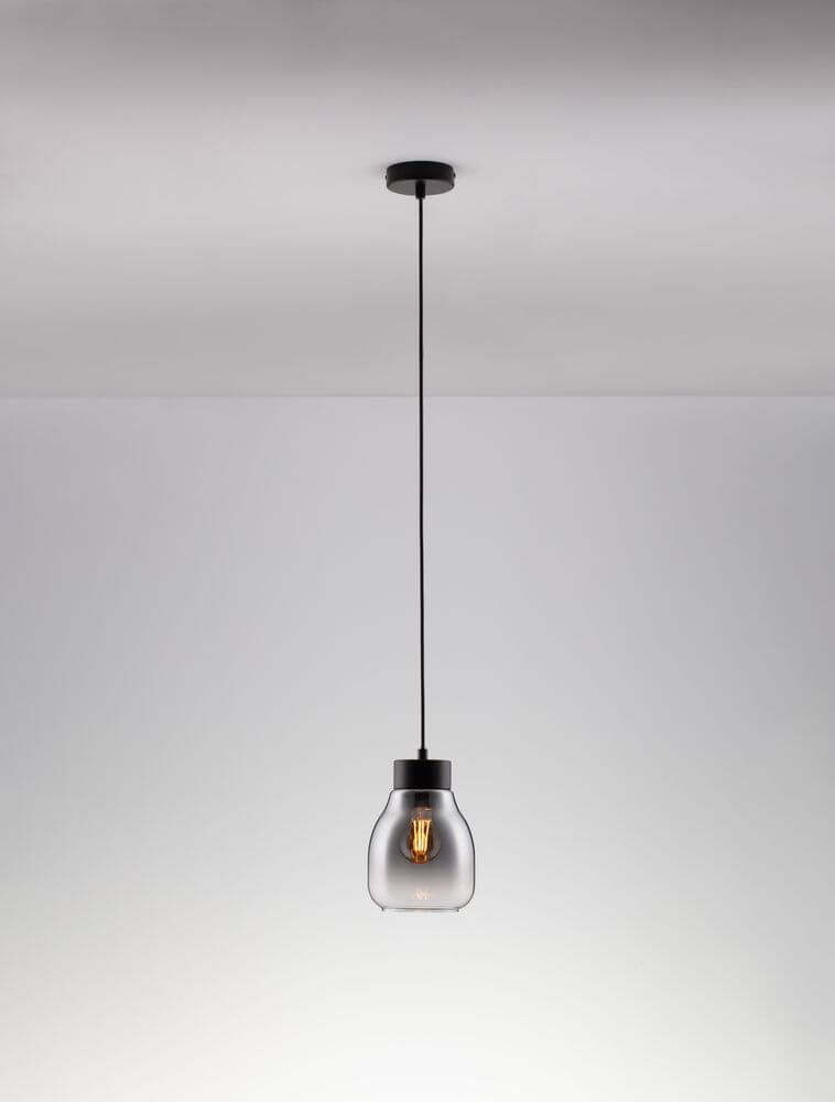 Blacu Pendelleuchte Schwarz mit rauchfarbenem Glasschirm für stilvolle Beleuchtung.
