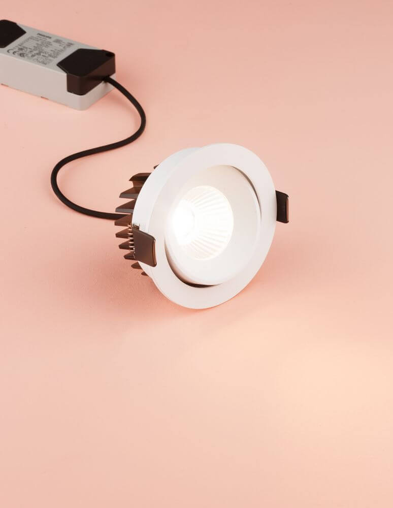 Blade LED Außeneinbauspot in Weiß mit warmweißem Licht und moderner Design, ideal für den Außenbereich.