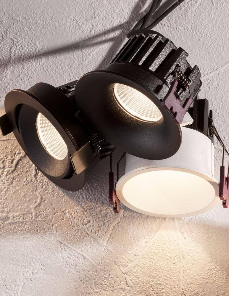 Moderne Einbaulampen in Schwarz und Weiß für stilvolle Innenräume, energieeffiziente LED-Technologie.