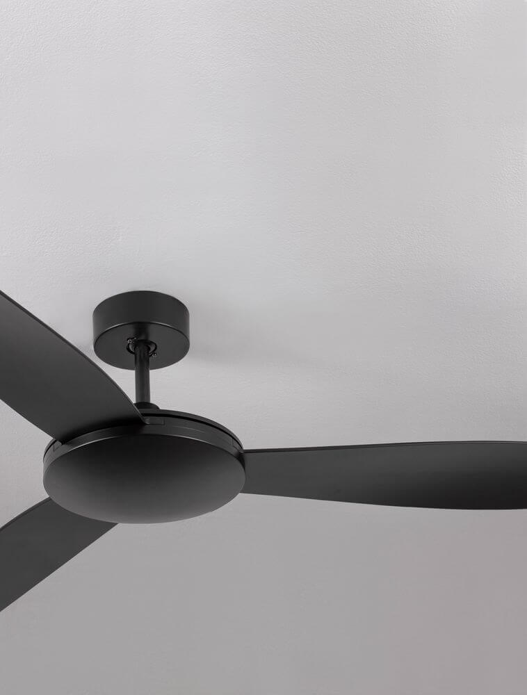 Blaire Ventilator Ø 132cm in Schwarz-Matt mit drei Flügeln und Fernbedienung.