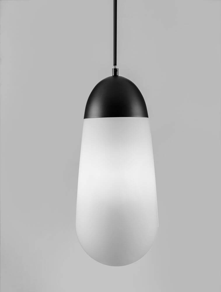 Blaky Pendelleuchte Ø 18cm Schwarz, Weiß mit opalglas Diffusor und geometrischem Design.
