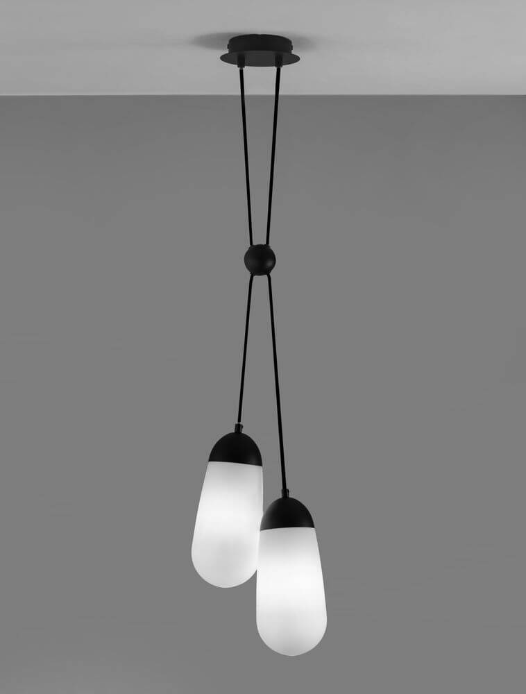 Blaky Pendelleuchte 2-flammig Ø 25,2cm Schwarz, Weiß mit asymmetrischem Design und tropfenförmigen Lampenschirmen.