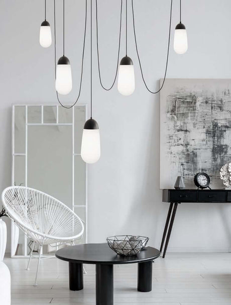 Suspension Blaky à 5 flammes Noir, Blanc dans un espace de vie moderne au mobilier élégant.