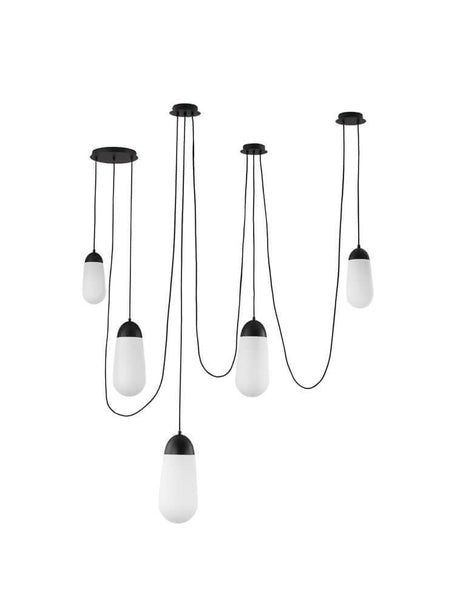 Suspension Blaky à 5 flammes Noir, Blanc avec de longs câbles et des abat-jour blancs.