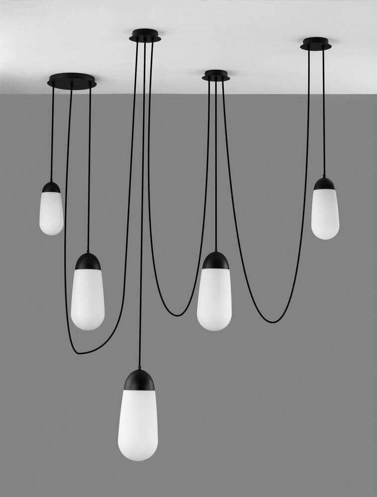 Blaky Pendelleuchte 5-flammig Schwarz, Weiß mit langen Kabeln und minimalistischen Lampenschirmen.