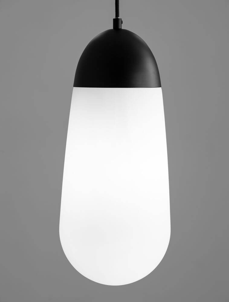 Blaky Pendelleuchte 5-flammig Schwarz, Weiß, modern und minimalistisch mit schwarzem Oberteil und weißem Glasschirm.