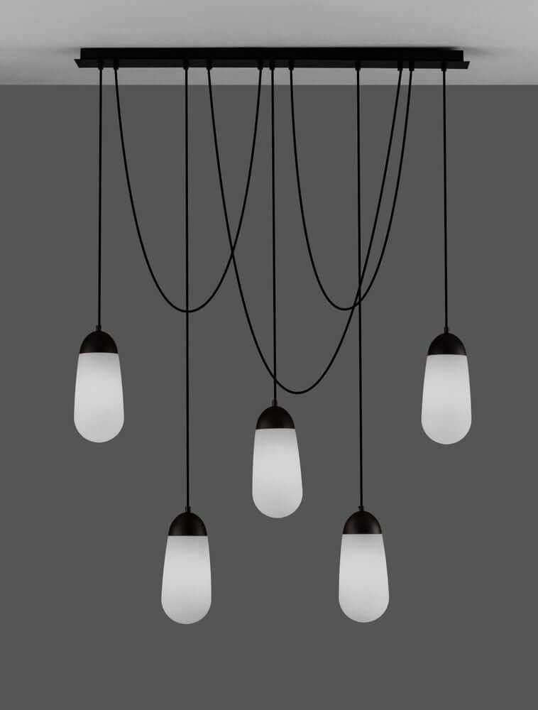 Blaky Pendelleuchte Balken 103cm 5-flammig Schwarz, Weiß mit opalisierten Glasleuchten.