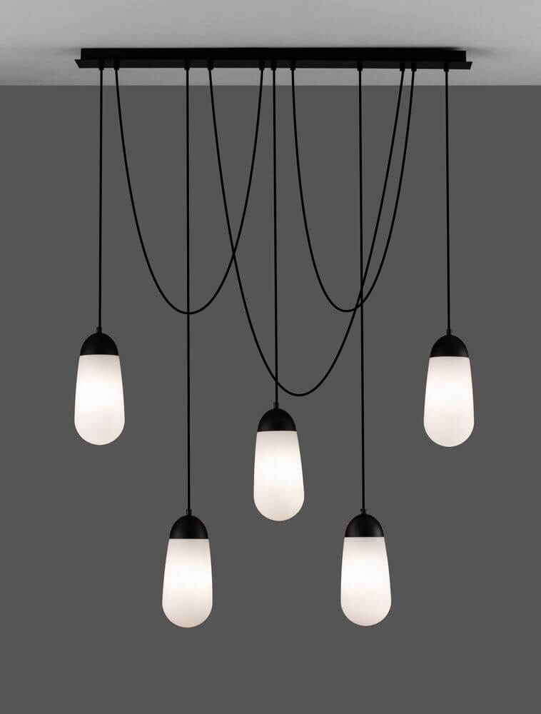 Blaky Pendelleuchte Balken 103cm 5-flammig Schwarz, Weiß mit opalisiertem Glas und mattem Metalldesign.