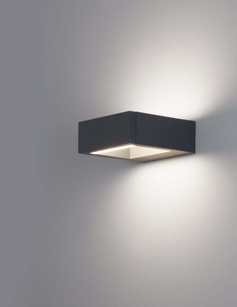 Bliss LED Außenwandleuchte 3000K Dunkelgrau IP54 an einer Wand montiert, stilvolles minimalistisches Design.