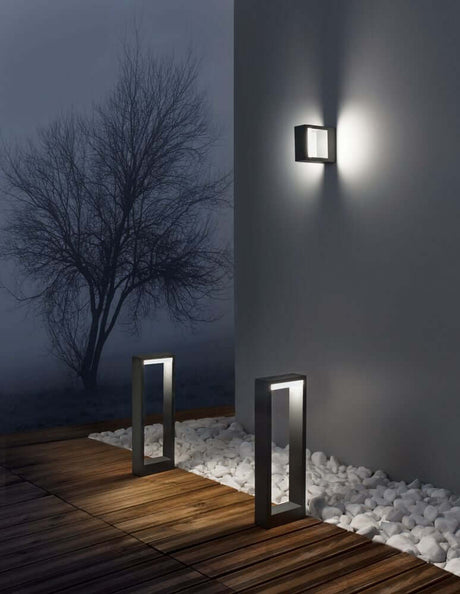 Bliss LED luminaire de chemin extérieur 3000K gris foncé IP54 sur un mur dans l’espace extérieur de nuit.
