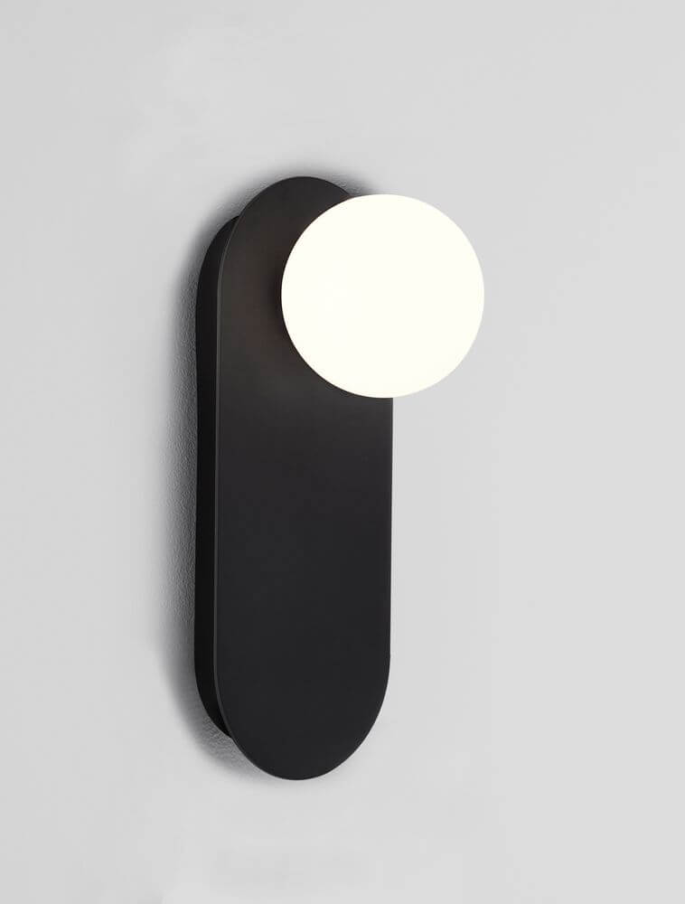 Blob Wandleuchte G9 an einer Wand montiert mit rundem Leuchtmittel.