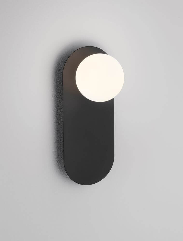 Blob Wandleuchte G9 an einer Wand montiert mit elegantem Design und sanftem Licht.