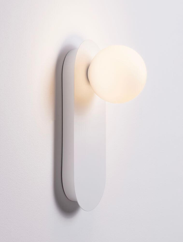 Blob Wandleuchte G9 an einer Wand montiert mit sanftem Licht.