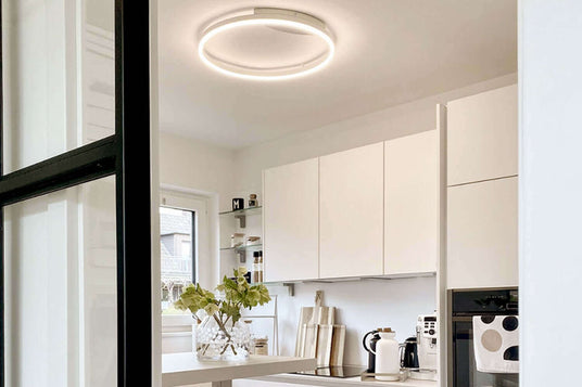 Moderne Küchenbeleuchtung mit runder LED-Deckenleuchte und minimalistischem Design in heller, einladender Atmosphäre.